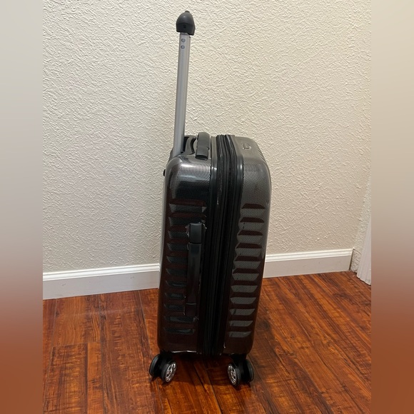 New Rockland Expandable Spinner Wheel Luggage, Carbon, Carry-On 20-Inch - Picture 2 of 13